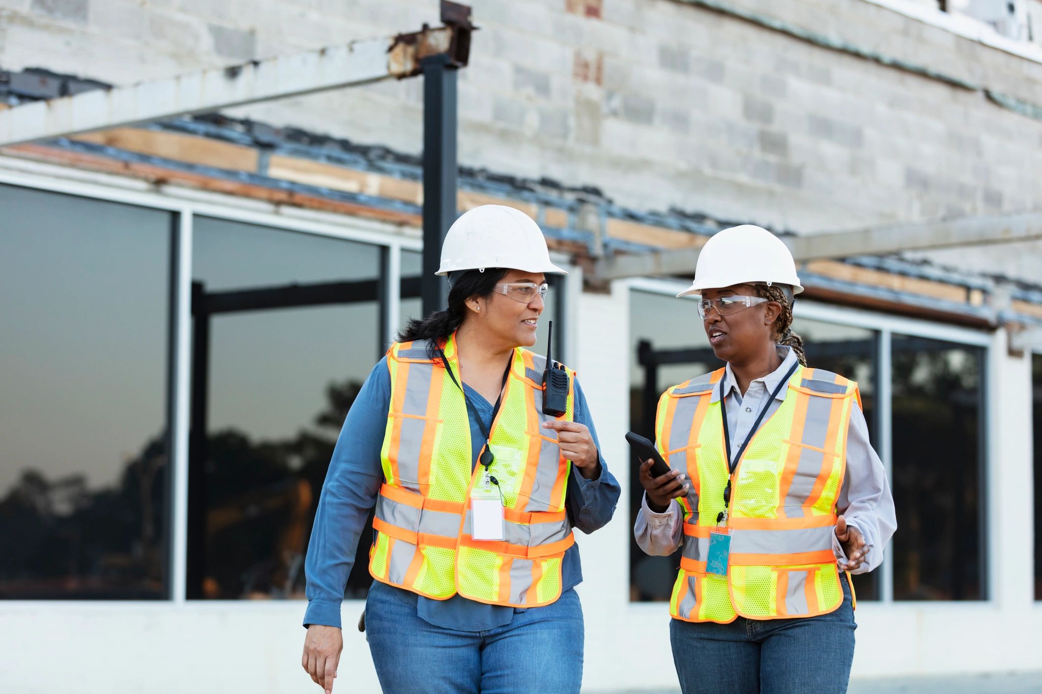 Profesionales de la construcción inspeccionando una obra