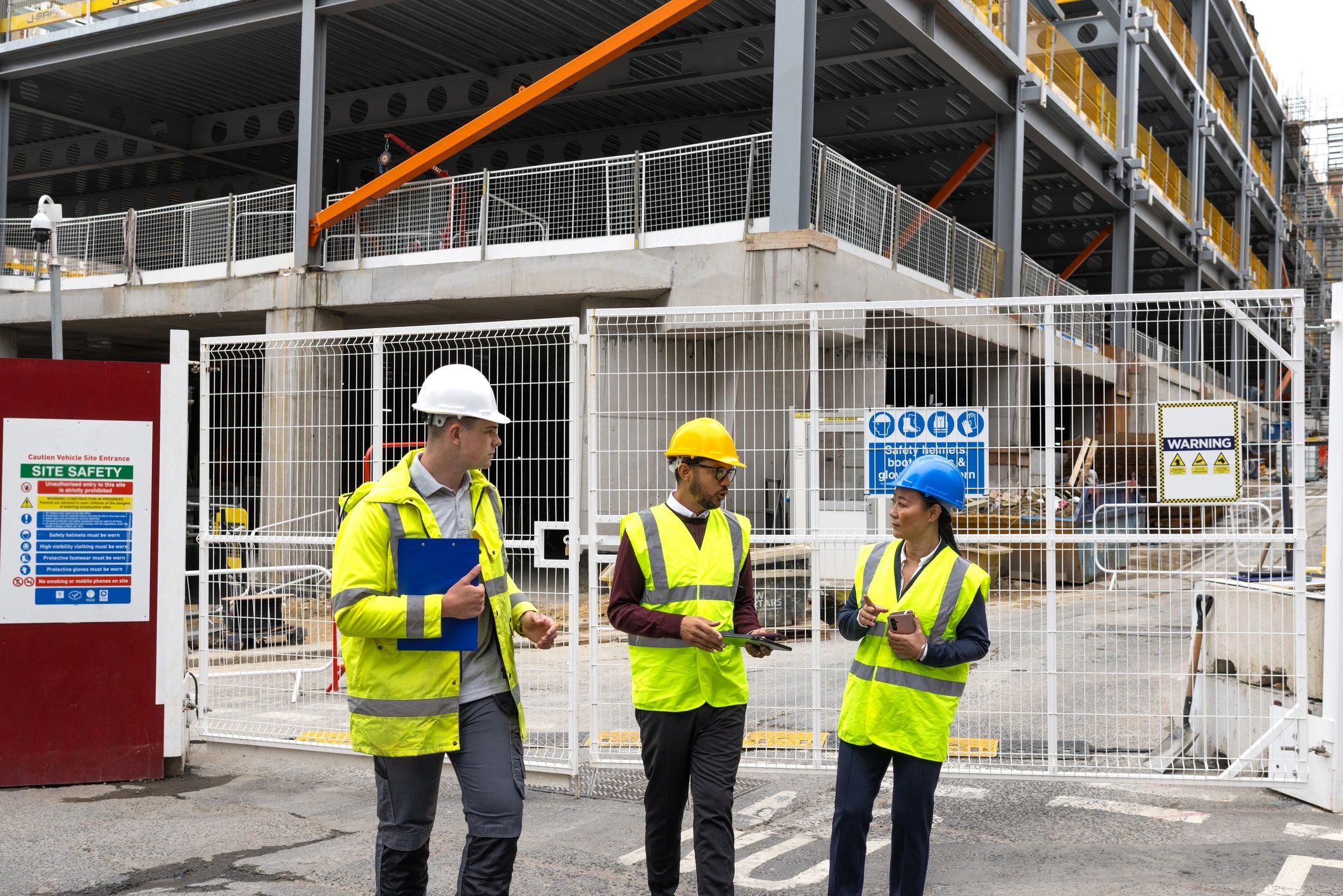 Equipo técnico en obra de construcción