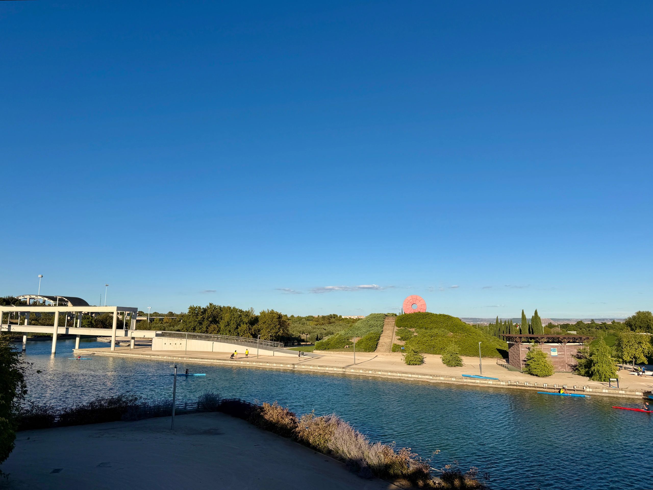 Parque urbano con lago y actividades recreativas